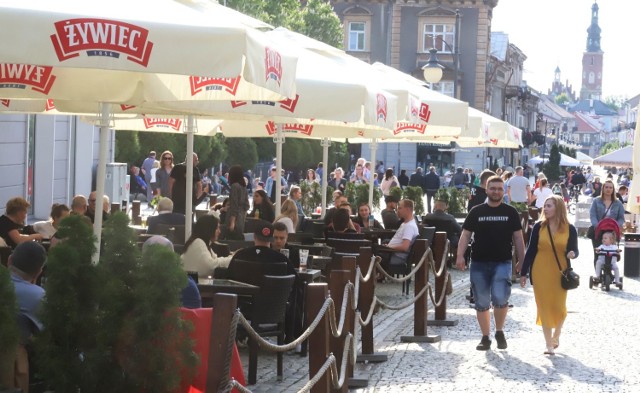 Tłumy radomian w centrum miasta. W sobotę 15 maja, po siedmiu miesiącach lockdownu, otwarto zewnętrzne ogr&oacute;dki restauracyjne. Na radomskim deptaku zaroiło się od spacerowicz&oacute;w i gości restauracyjnych ogr&oacute;dk&oacute;w. Można było zjeść dobre lody, wypić na powietrzu pierwszą po długiej przerwie pyszną kawę, czy piwo, zjeść zam&oacute;wiony posiłek na miejscu, a nie na wynos.
&lt;&lt; Przeglądaj zdjęcia klikając w strzałki na klawiaturze bądź za pomocą gest&oacute;w. &gt;&gt;