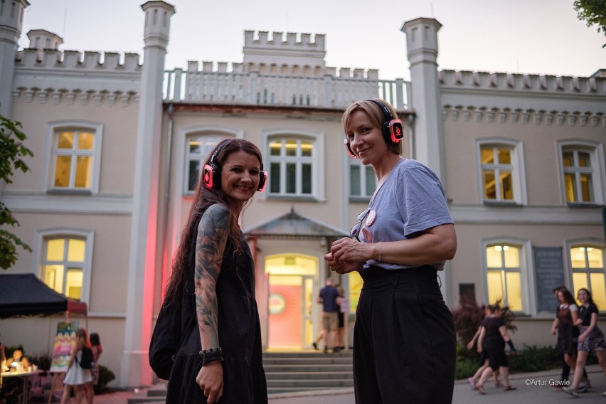 Tarnów. Silent Disco w Parku Strzeleckim. Wieczorna impreza przy muzyce ze słuchawek zrobiła furorę [ZDJĘCIA]