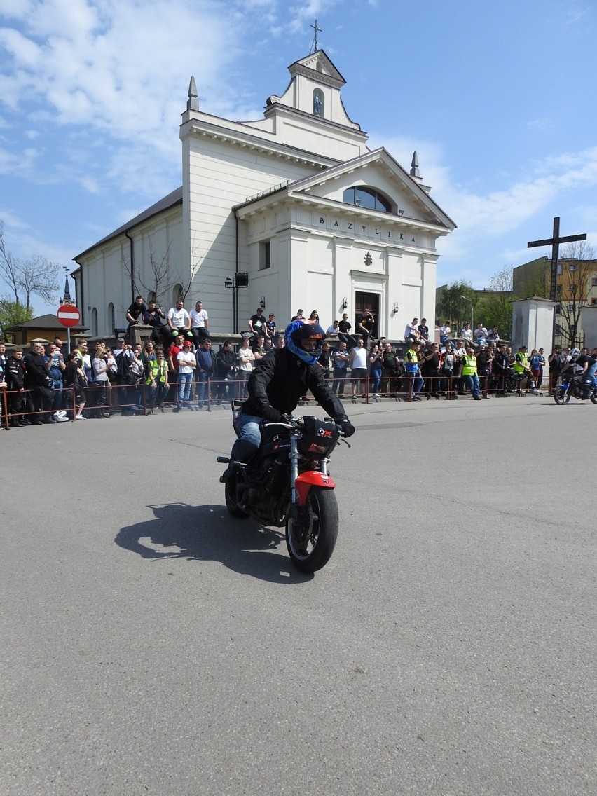 Ryk motorów i palenie gumy przed bazyliką - motocykliści otwierają sezon w Bielsku [ZDJĘCIA, WIDEO]