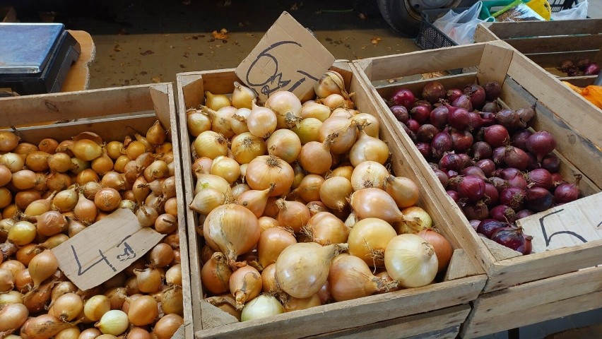Ceny warzyw i owoców na targu miejskim w Ostrowcu Świętokrzyskim w czwartek szóstego kwietnia. Było drożej, czy taniej niż ostatnio? Zobacz