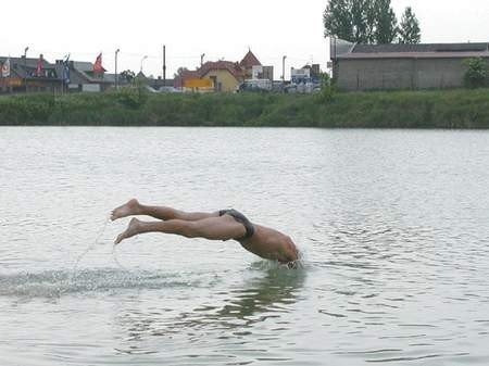 Każdy skok do wody jest ryzykowny. A na dzikim kąpielisku Adriatyk bardzo niebezpieczny. Foto: JAKUB MORKOWSKI