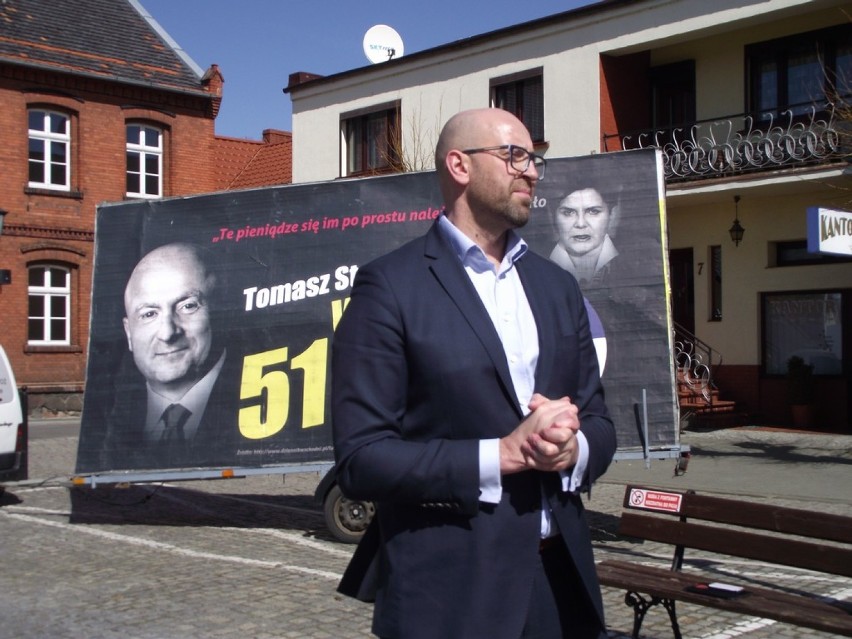 Konferencja prasowa 6 kwietnia  2018 - poseł Jakub Rutnicki. Rynek w Zbąszyniu