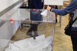 Incydenty wyborcze w Warszawie: pijani członkowie komisji, broń w lokalu i ranny wyborca. Co działo się podczas wyborów w stolicy?