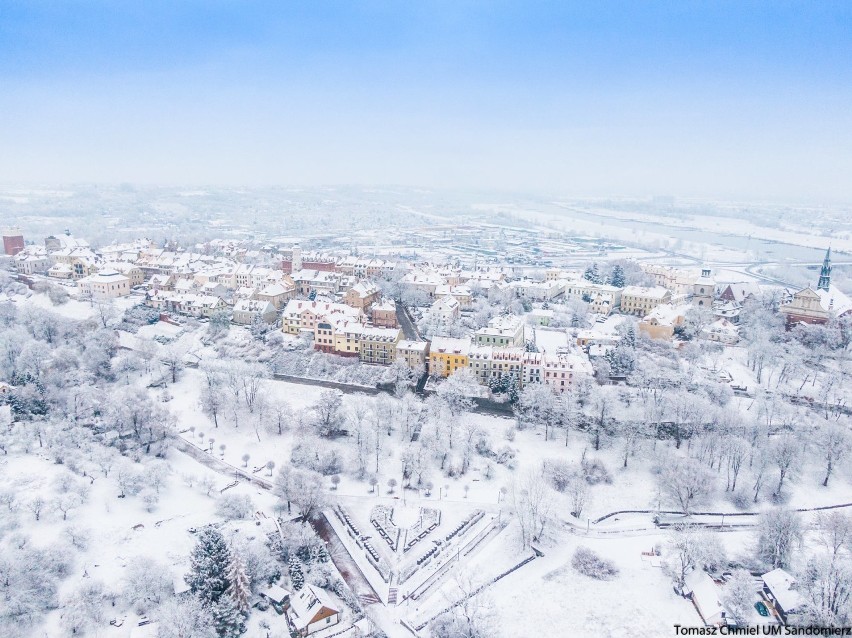 Zachwycający Sandomierz w zimowej scenerii! Zobaczcie jak wygląda w niedzielę od rana [ZDJĘCIA Z DRONA]