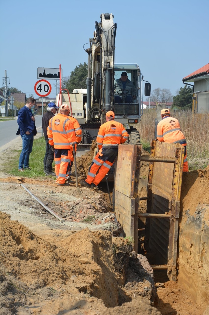 Trwają prace przy budowie kanalizacji w Nowicy