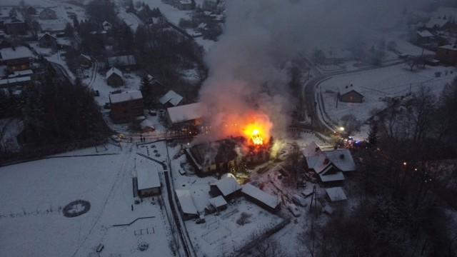 Pożar w Łekawicy zauważono po godz. 6 rano. Ogień trawił poddasze i część dachu w budynku mieszkalnym z częścią gospodarczą