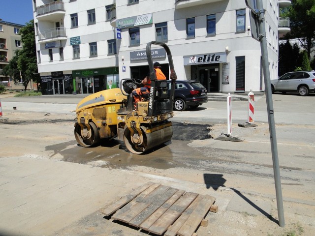 Wykonawca prac przy wymianie kanalizacji na Waryńskiego teraz zajmuje się wyrównaniem całej nawierzchni ulicy.