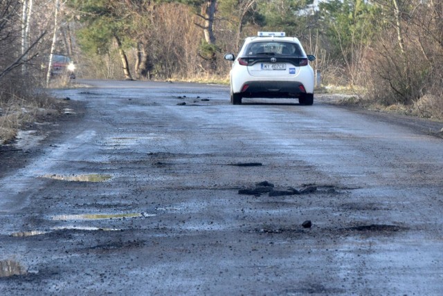 Mieszkańcy ulicy Rozmarynowej, gdzie kierowcy zrobili sobie nieformalny objazd remontowanej ulicy Wojska Polskiego domagają się poprawienia jej stanu.