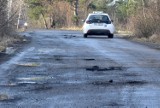 Kierowcy znaleźli nieformalny objazd ulicy Wojska Polskiego w Kielcach. Ulica Rozmarynowa kompletnie rozjeżdżona