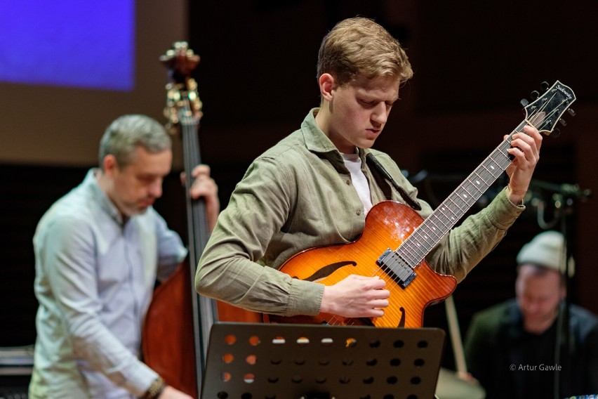 Tarnów. Koncert "Solidarni z Ukrainą" podczas festiwalu 14th Jazz Contest. Misha Mendelenko Quintet na scenie Zespołu Szkół Muzycznych