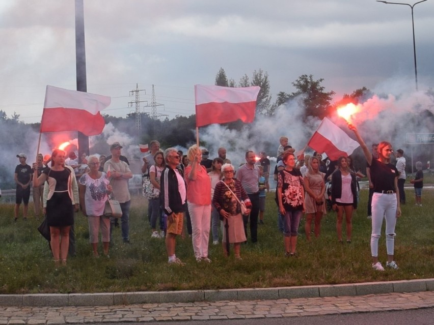 Mieszkańcy odpalili race świetlne, które rozbłysły gdy...