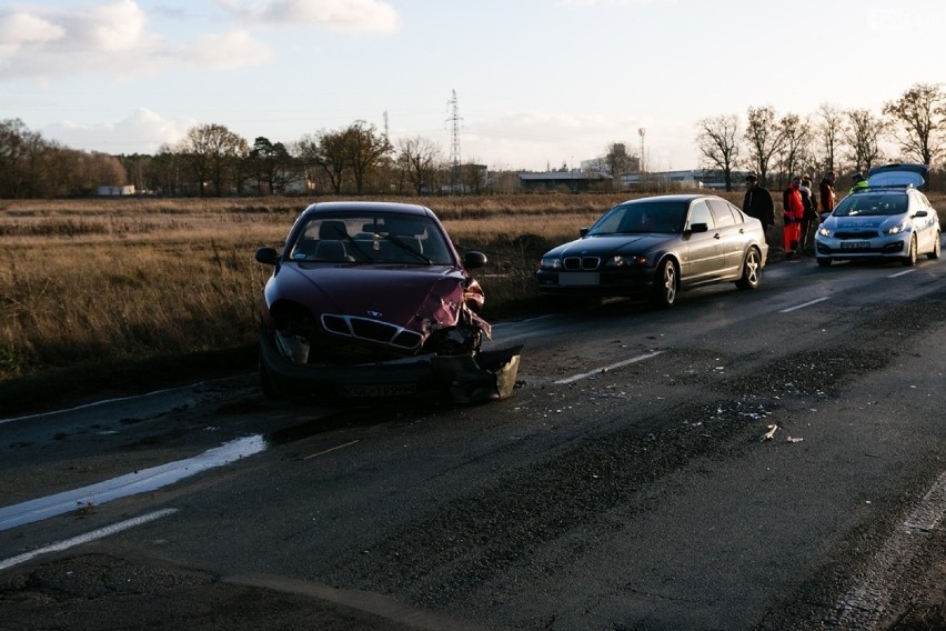 Wypadek na ul. Kniewskiej w Szczecinie. Zderzyły się dwa samochody osobowe [ZDJĘCIA] 