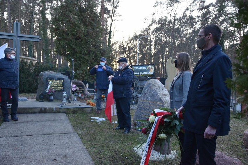 Chodzież: obchody Narodowego Dnia Pamięci „Żołnierzy Wyklętych". Zdjęcia z uroczystości na chodzieskim cmentarzu