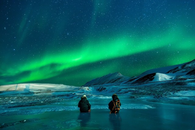 Burza magnetyczna może powodować aurorę borealną i australną, czyli zorzę polarną. To zjawisko świetlne widoczne jest zazwyczaj w północnej i południowej części kuli ziemskiej.