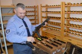 Nowe uzbrojenie strażników więziennych w piotrkowskim areszcie