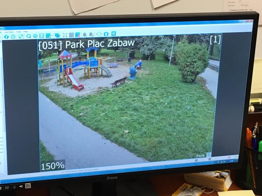Pleszew. Nieznani mężczyźni obserwują dzieci w parku? Policja zareagowała. Na ulice wyjechały dodatkowe patrole