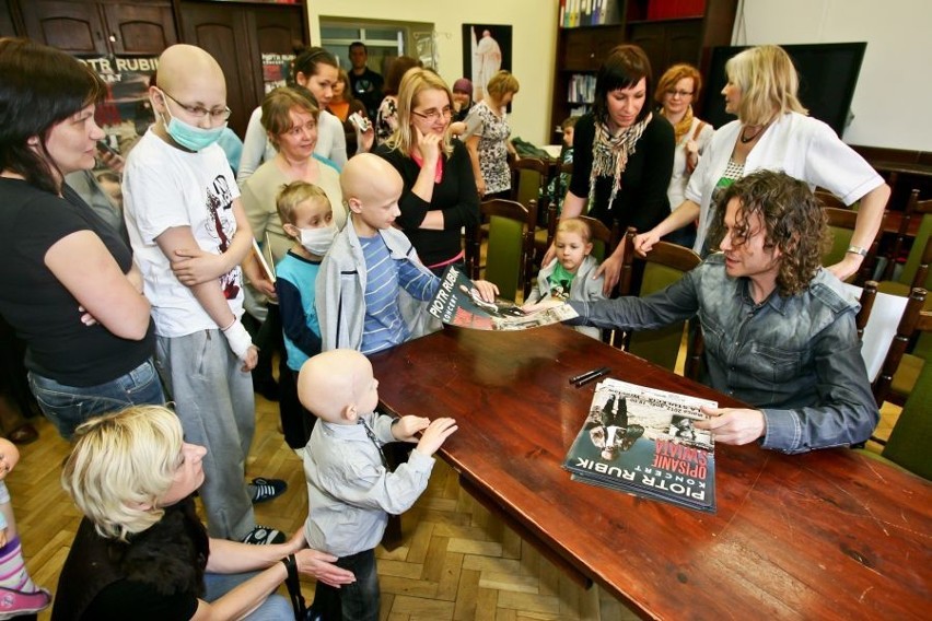 Wrocław: Rubik zaśpiewał z dziećmi w klinice przy Bujwida (ZDJĘCIA)