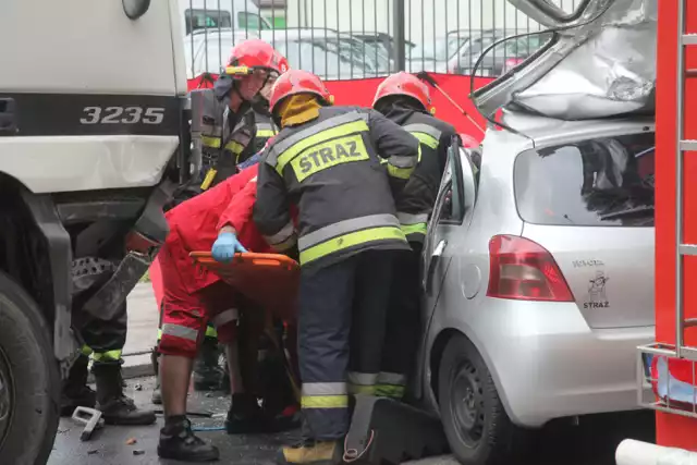 Zderzenie betoniarki z toyotą. Wypadek Kilińskiego / Milionowa w Łodzi