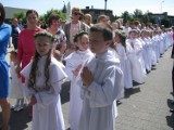 Kilkadziesiąt dzieci przyjęło Komunię w parafii Matki Bożej Fatimskiej w Ostrowie [FOTO]