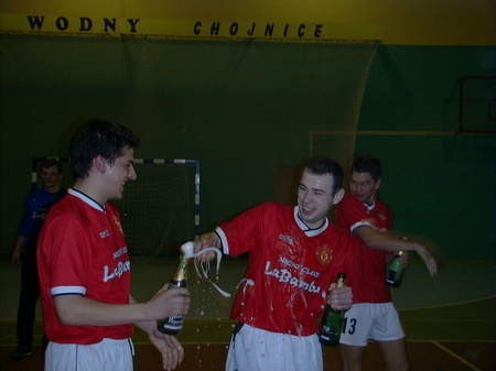 Po zwycięstwie w Chojnickiej Lidze Halowej w sezonie 2004/05 Red Devils &quot;La Bamba&quot; zagrają w rozgrywkach Pucharu Polski. Na zdj. z szampanem Jakub Skiba i Arkadiusz Nartowski. Fot. Wojciech Piepiorka