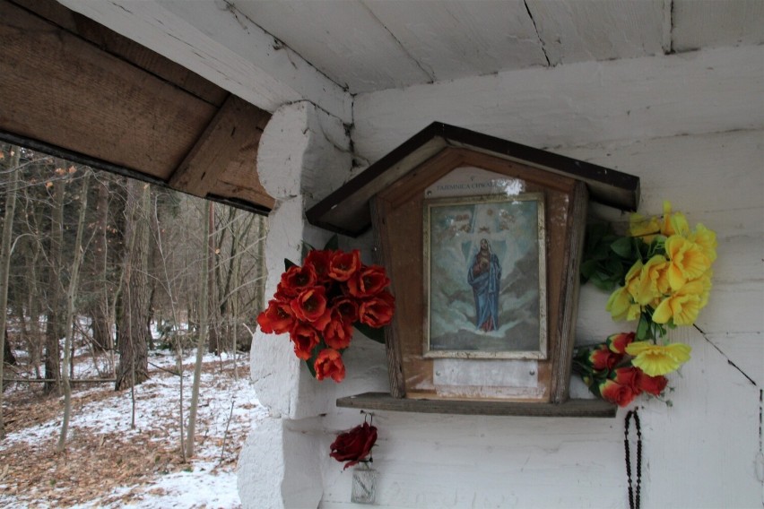 Do pięknej kapliczki stojącej niedaleko Trzęsin warto wybrać się także zimą