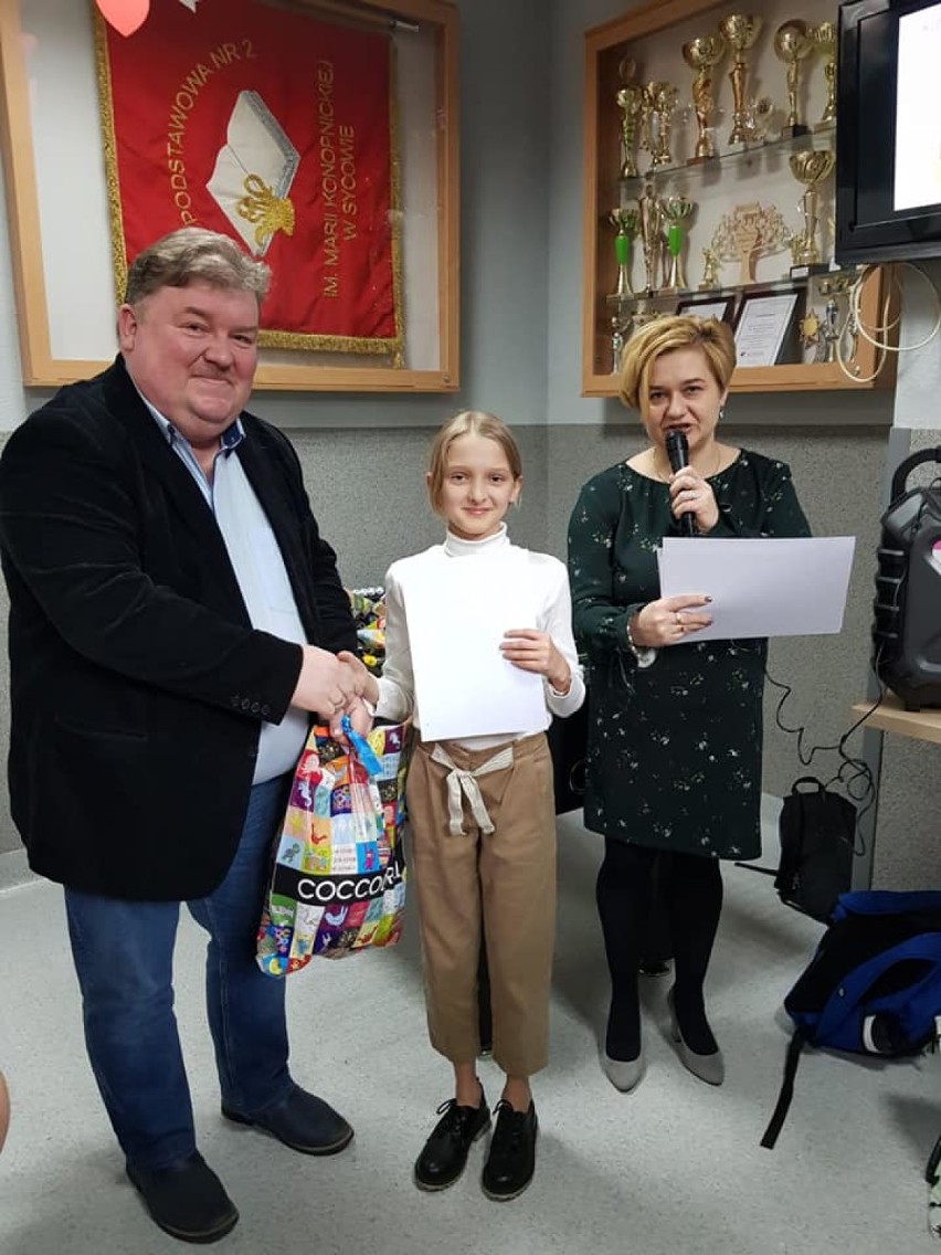 Uczniowie SP2 w Sycowie odebrali nagrody od Kiwanisu za przecudnej urody lalki