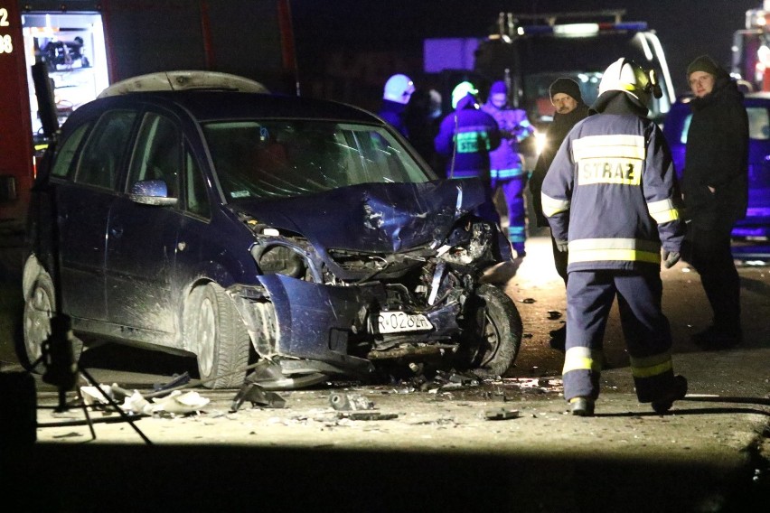 Zobacz zdjęcia z groźnego wypadku pod Wrocławiem. Trzy osoby ranne (ZDJĘCIA)