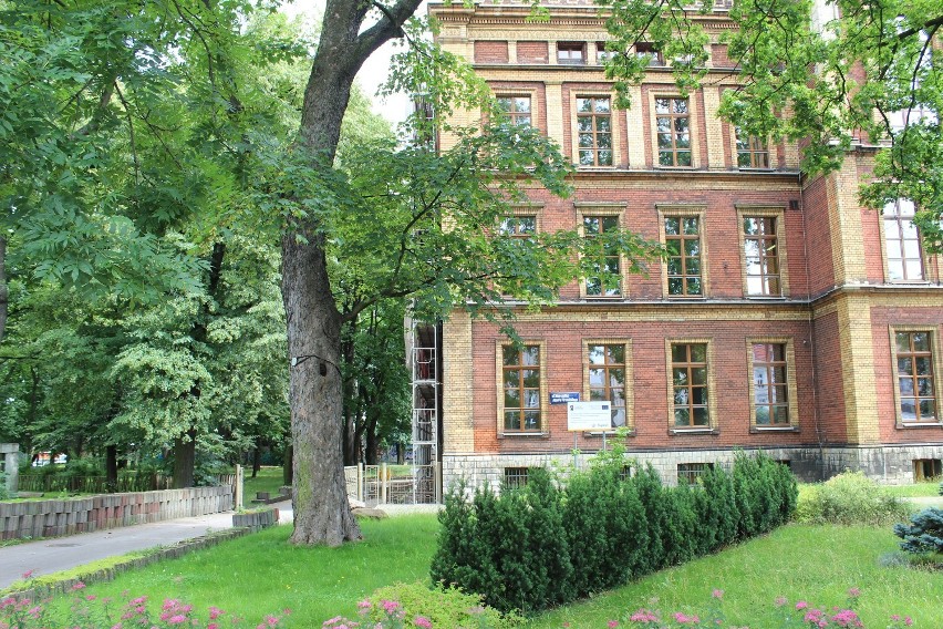 Budynek II Liceum Ogólnokształcące w Tarnowskich Górach...