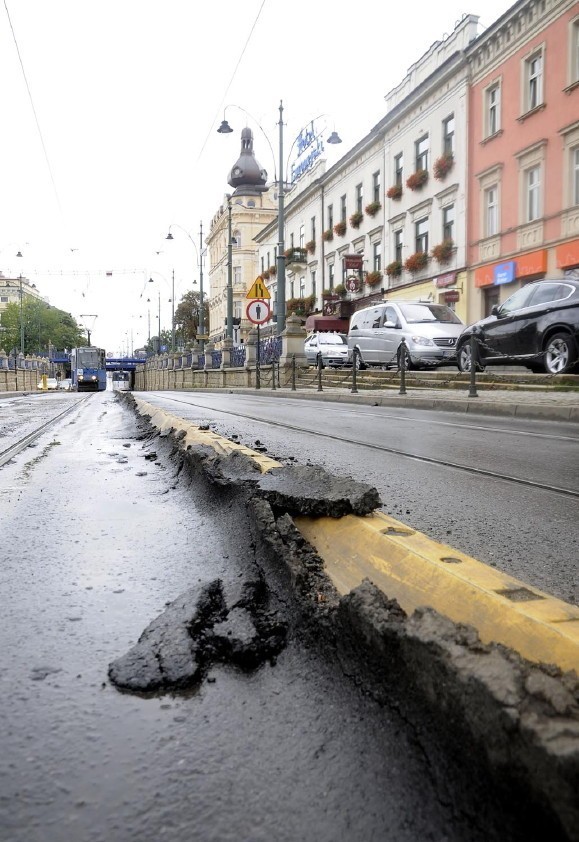 Kraków: asfalt wycieka z torowiska na Lubicz [ZDJĘCIA]