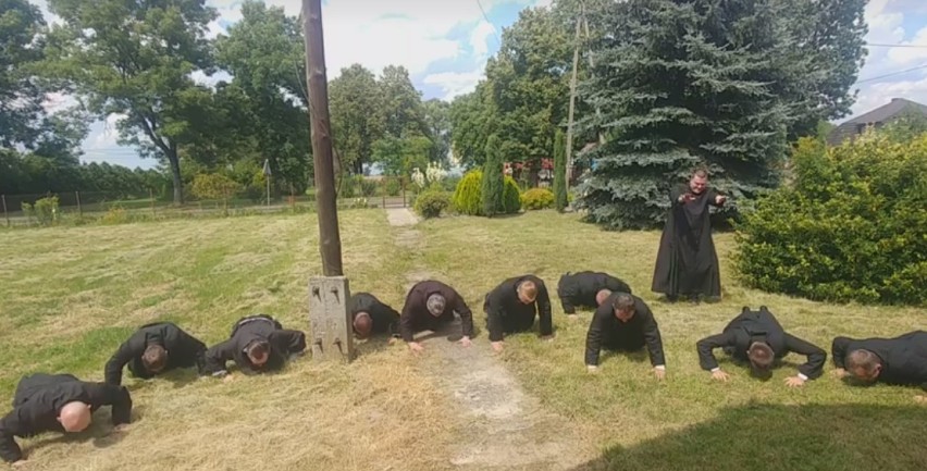 Wieluń. Zawodnicy w sutannach pompowali w ramach #GaszynChallenge ZDJĘCIA FILMIK