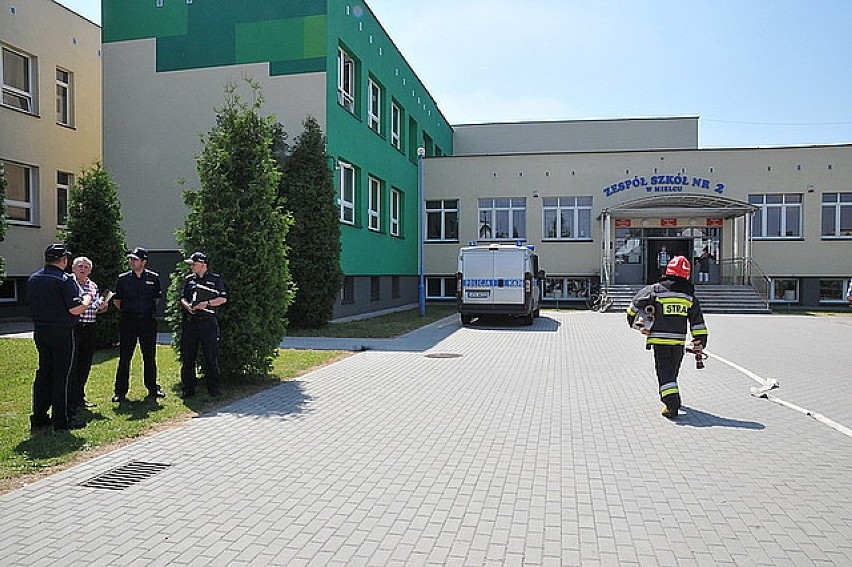 Policjanci prowadzili ćwiczenia ewakuacyjne szkoły