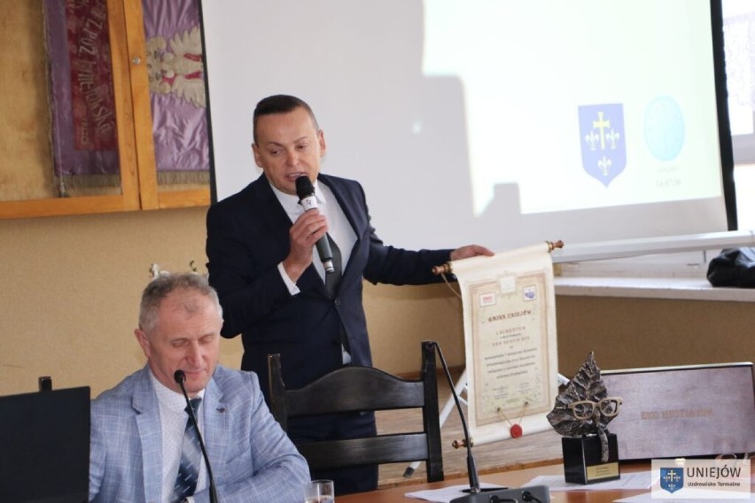 Nagroda honorowa Eko Wizjonera dla burmistrza Uniejowa Józef Kaczmarka. Została przyznana w konkursie Eko Hestia ZDJĘCIA