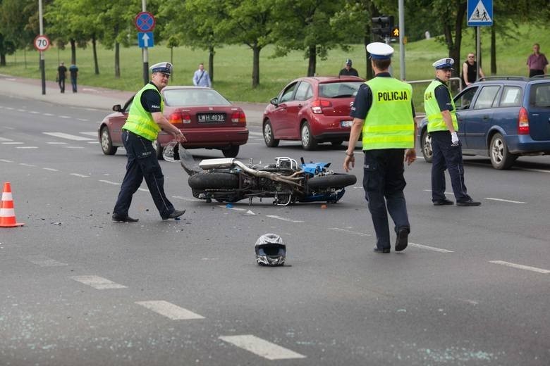 Wypadek na Włókniarzy w Łodzi. Motocyklista zderzył się z nieoznakowanym radiowozem [AKTUALIZACJA]