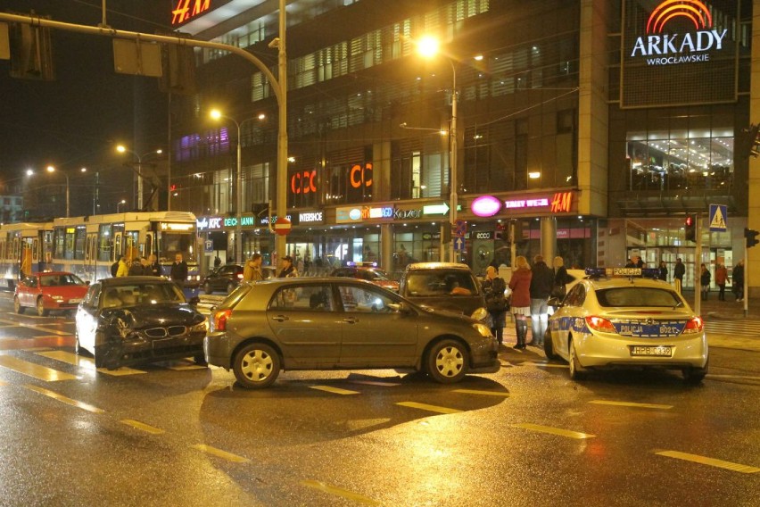 Wypadek z udziałem trzech aut na Powstańców Śląskich (ZDJĘCIA)