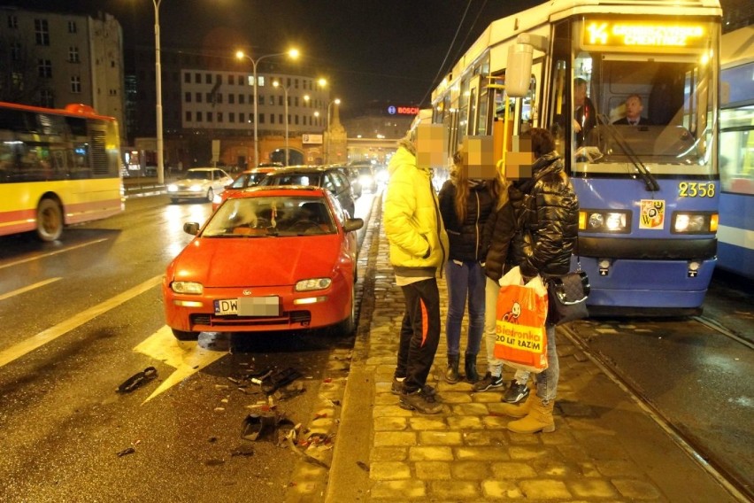 Wypadek z udziałem trzech aut na Powstańców Śląskich (ZDJĘCIA)