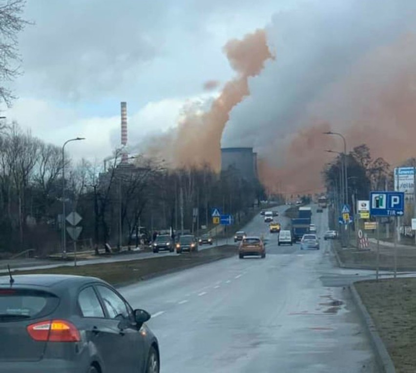 Kłęby rdzawego dymu nad Dąbrową Górniczą ZDJĘCIA. Przyczyną awaria wielkiego pieca w ArcelorMittal Poland.