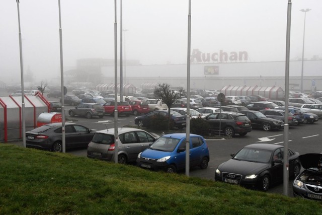 W ostatnią sobotę przed świętami kieleckie sklepy były bardzo oblegane przez klientów. Na parkingach przed Auchan na ulicy Radomskiej oraz Pasażu Świętokrzyskim na Ślichowicach trudno było o wolne miejsce. Mimo tego, że niedziela 20 grudnia jest niedzielą handlową to większość osób postanowiła zrobić zakupy właśnie w sobotę.





Na kolejnych slajdach zobaczycie oblężenie kieleckich marketów>>>