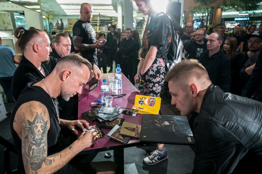 Nergal wraz z zespołem Behemoth spotkał się ze swoimi fanami...