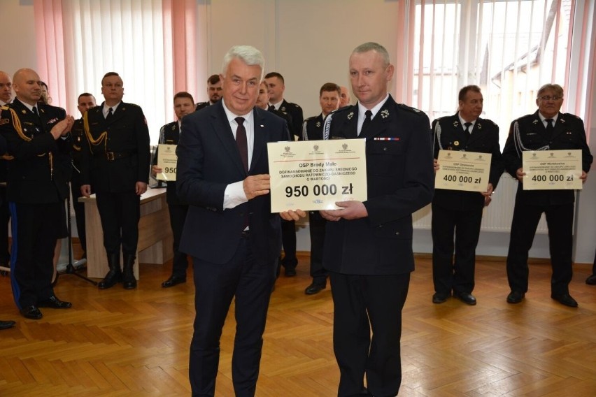 Szesnaście wozów strażackich za kilkanaście milionów złotych. Uroczystość u zamojskich strażaków