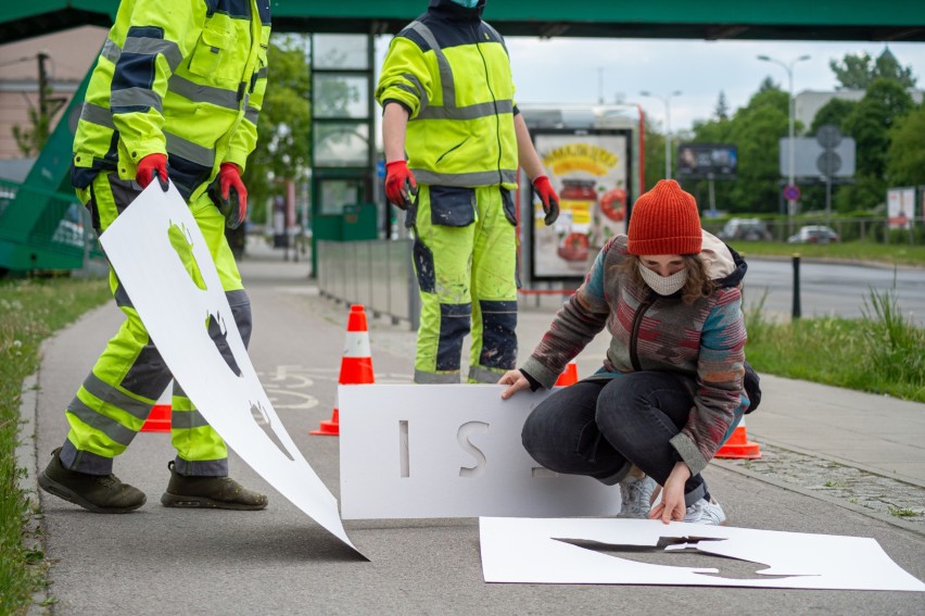 Nietypowe oznakowanie na ulicy Czerniakowskiej. Pomoże ochronić skrzydlatych mieszkańców stolicy