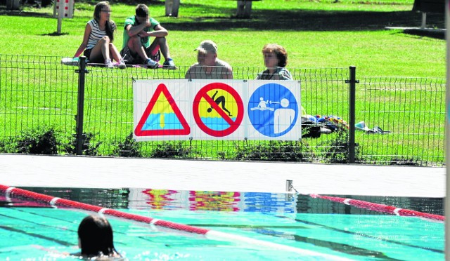 Na Atolu obowiązuje zakaz skoków do wody. Ale nie wszyscy przestrzegają tej zasady