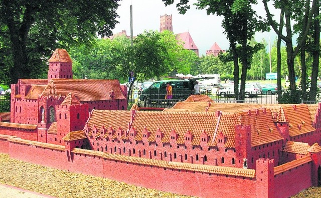Miniatura zamku przy ul. Piłsudskiego pozwala poznać ogólną budowę prawdziwej warowni.