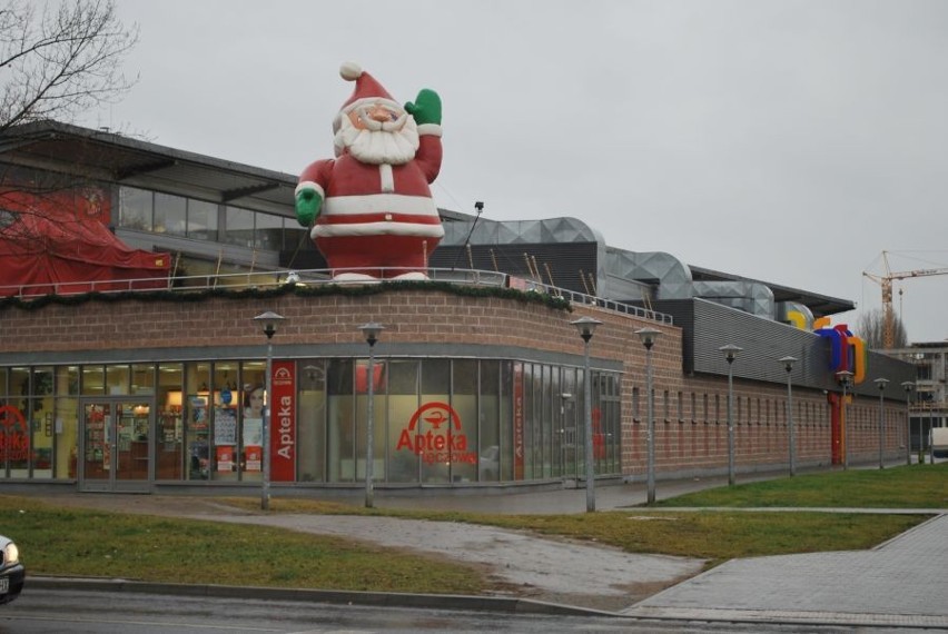 Wielki Mikołaj stanął na tarasie hali Tęcza przy ul. Bajana...