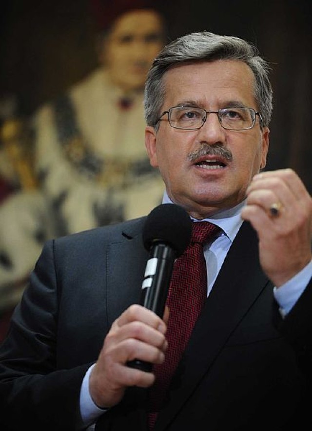 http://commons.wikimedia.org/wiki/File:Bronis%C5%82aw_Komorowski,_11.06.2010,_Warszawa.jpg