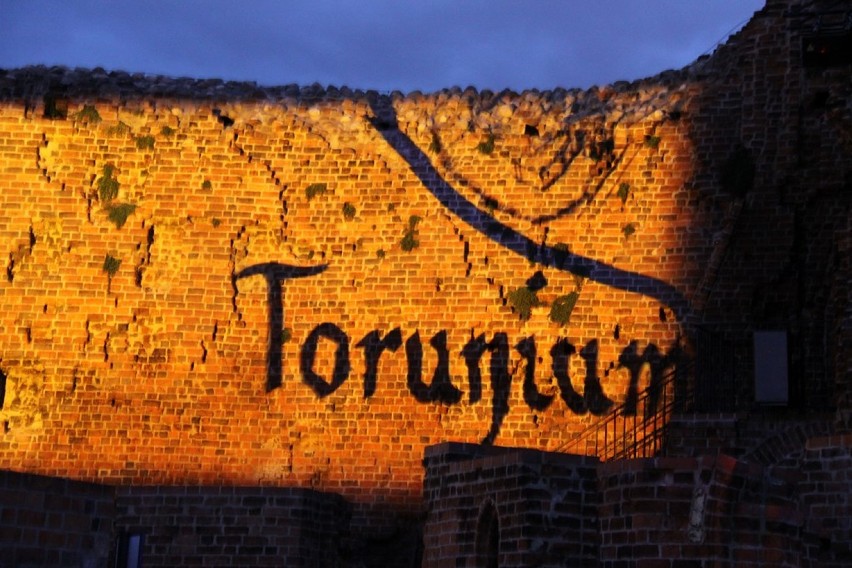 Zdjęcia z pokazu światło-dźwięk KOMTURIA na zamku krzyżackim w Toruniu