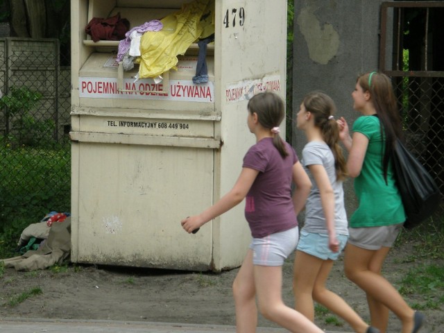 Przepełniony jest pojemnik na używaną odzież przy ul. Kościuszki