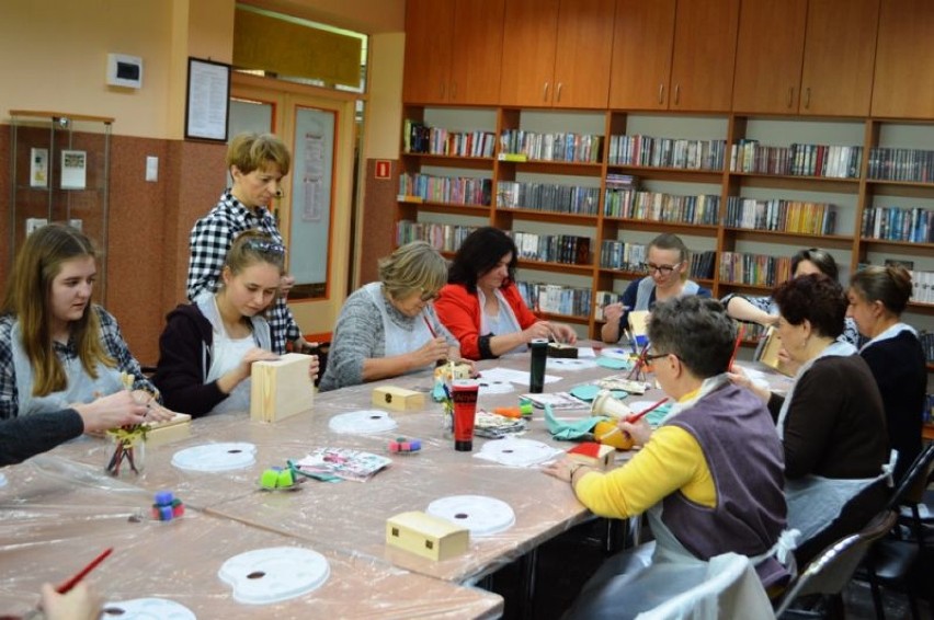 Warsztaty decoupage w bibliotece w Łęczycy