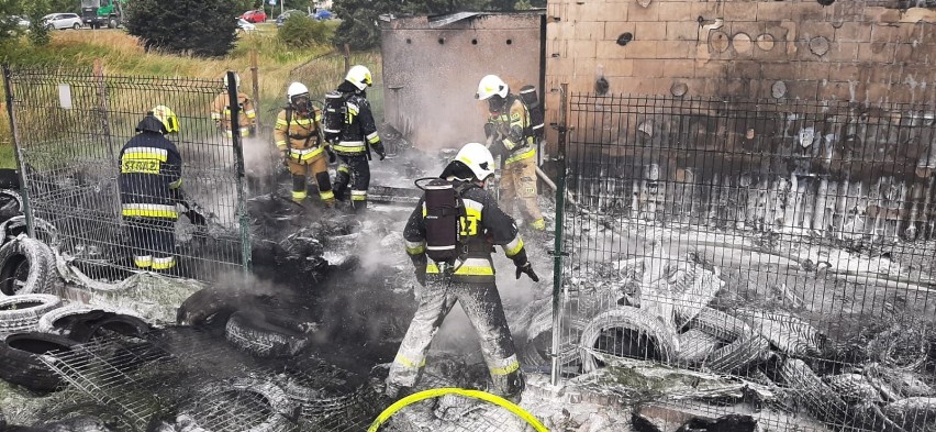 Groźny pożar w Żarach. Palił się zakład Dampol przy ulicy Serbskiej. Mamy zdjęcia z miejsca pożaru!
