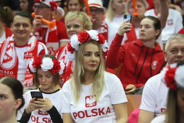 Mecz Polska - Słowenia oglądał w Spodku komplet widzów

  Zobacz kolejne zdjęcia. Przesuwaj zdjęcia w prawo - naciśnij strzałkę lub przycisk NASTĘPNE