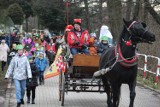 Orszak Trzech Króli w Rogoźnej. Mieszkańcy w koronach przemaszerowali przez dzielnicę